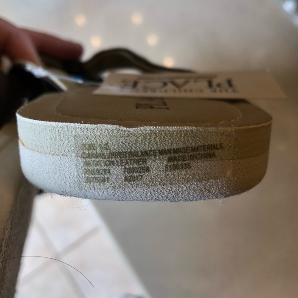 Children’s place brown flip flops